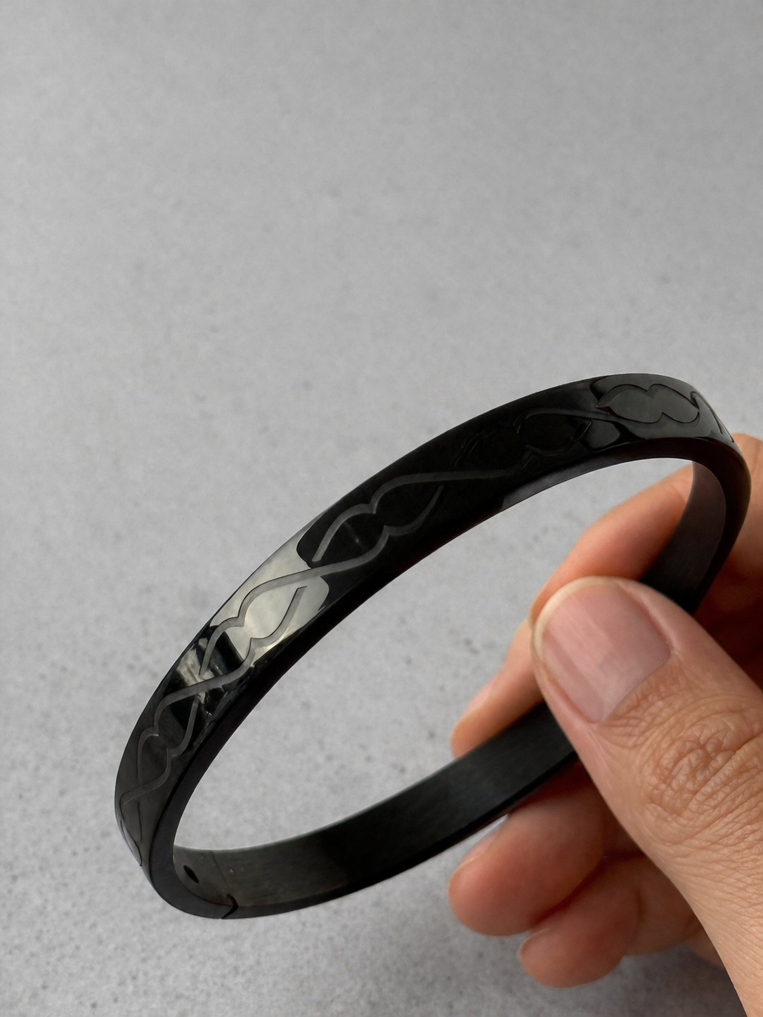Noir Crest Bangle
