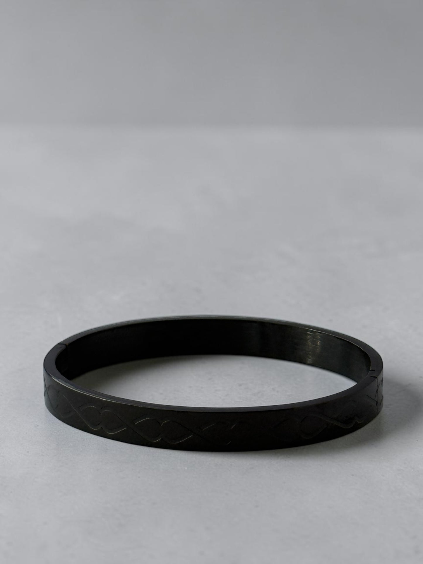 Noir Crest Bangle